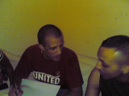 l&agrave; c rim'k entrain de m lech&eacute; une d&eacute;dicaces sur l'affiche, il est vraiment sympa